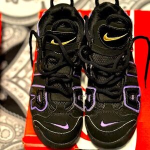 Gently worn boys uptempo black and purple size3. Comes with original box.
